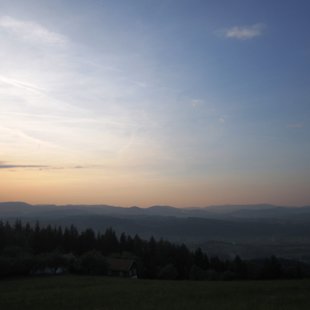 Zachód słońca nad chatką